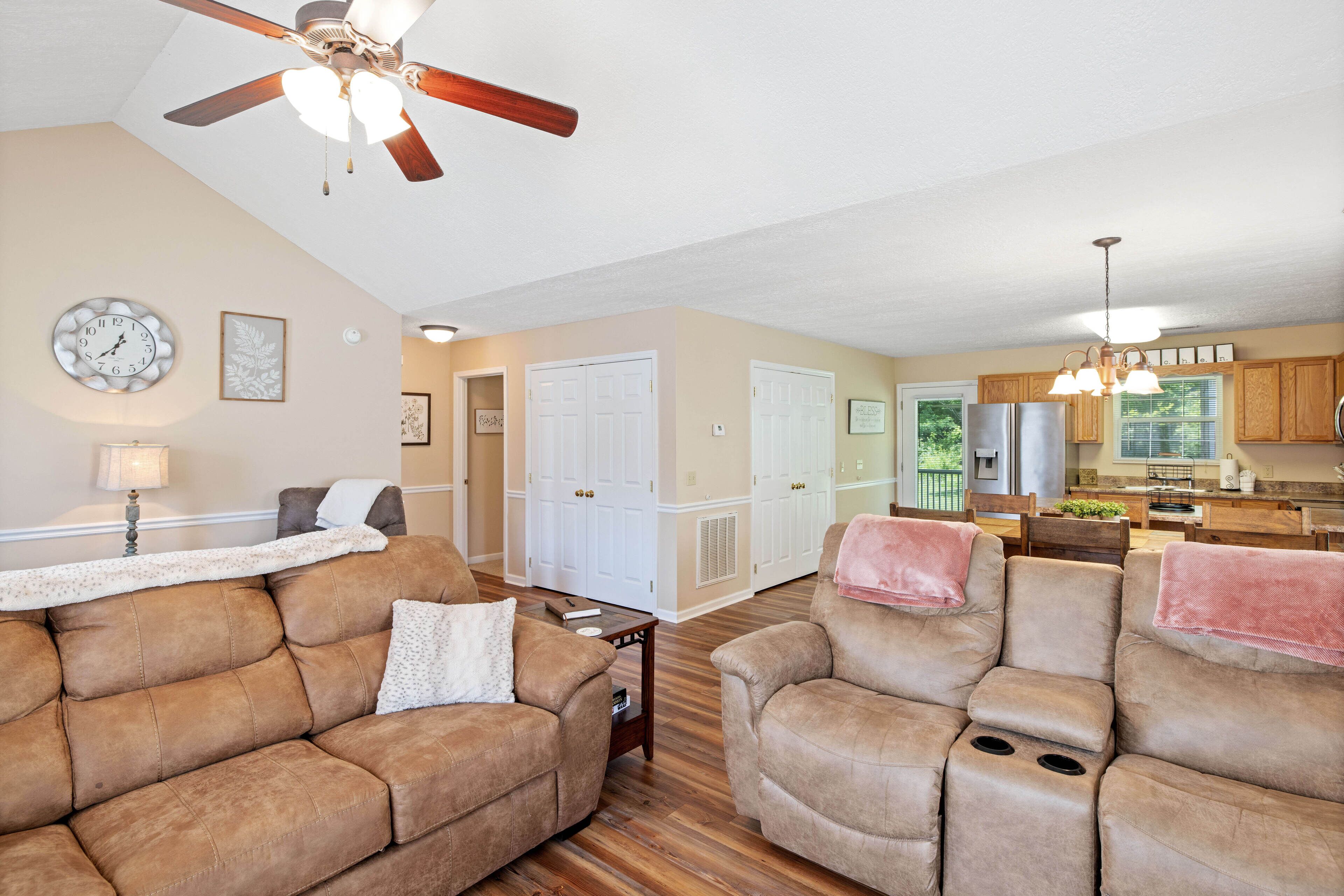 Pigeon's Creek Cottage is a 2 Bed/2 Bath dog-friendly cottage in the heart of Pigeon Forge.