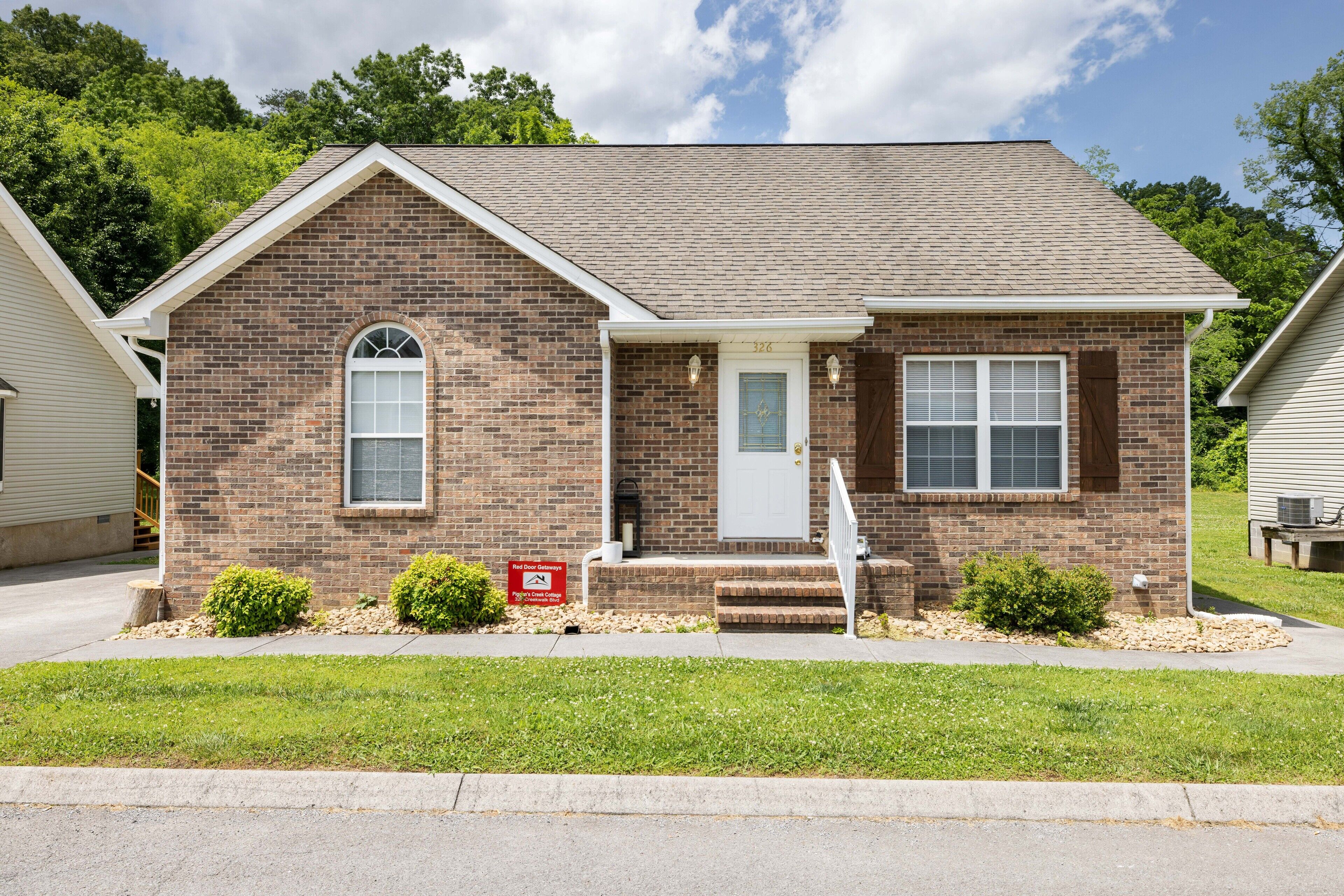Pigeon's Creek Cottage is a 2 Bed/2 Bath dog-friendly cottage in the heart of Pigeon Forge.