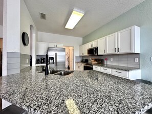 Frigorífico, microondas, horno y placa de cocina