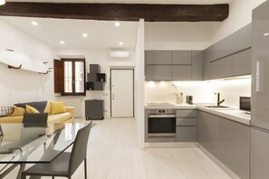 Four, plaque de cuisson, lave-vaisselle, grille-pain