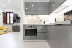 Four, plaque de cuisson, lave-vaisselle, grille-pain