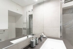 Dusche, Haartrockner, Handtücher