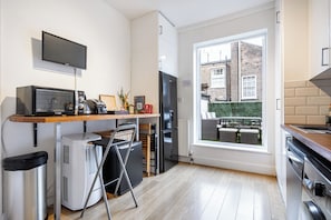 Kjøleskap, mikrobølgeovn, ovn og kokeplater