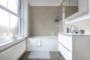 Ensemble douche/baignoire, articles de toilette écologiques