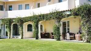 2 Bars/Lounges, Poolbar