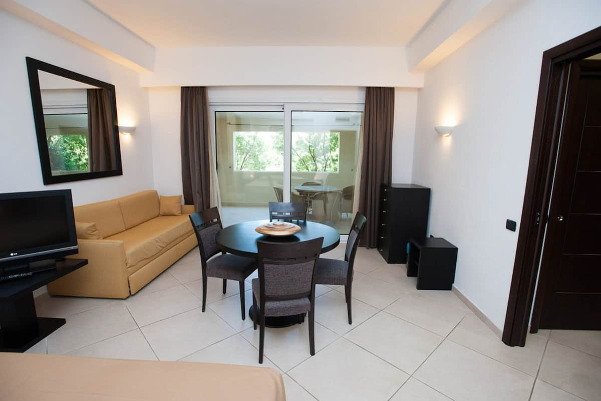 Suite, bad | Een minibar, een bureau, verduisterende gordijnen, gratis wifi