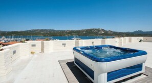 Suite Deluxe, banyera | Minibar, escriptori, cortines opaques i wifi gratuïta 