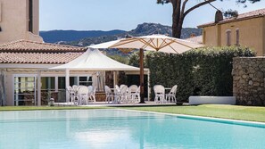 Bar en bord de piscine