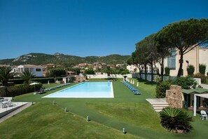 Piscine extérieure (ouverte en saison), parasols de plage