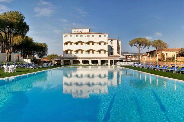 Piscine extérieure (ouverte en saison), parasols de plage