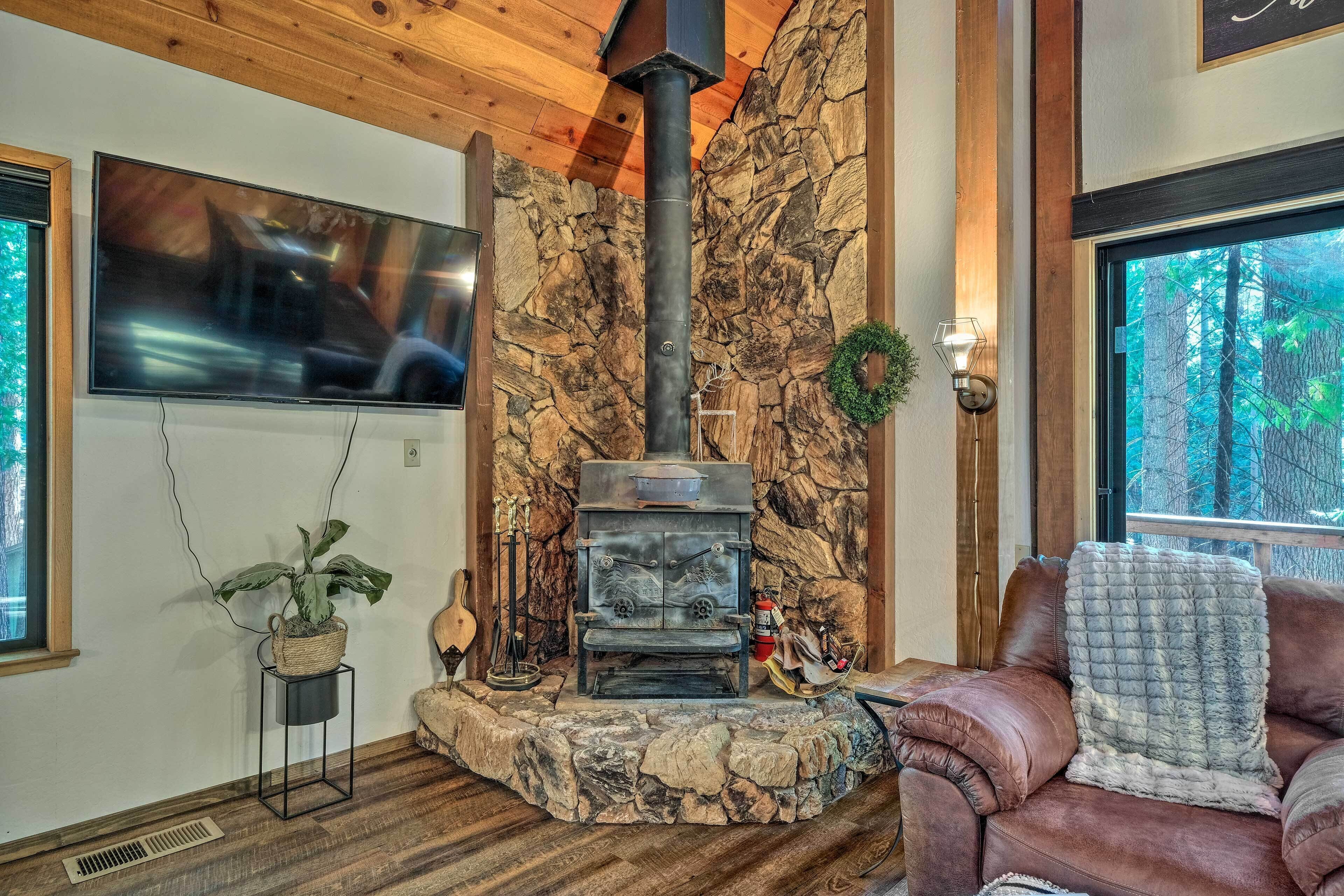 Cozy Arnold Cabin w/ Fireplace and Mountain Views!