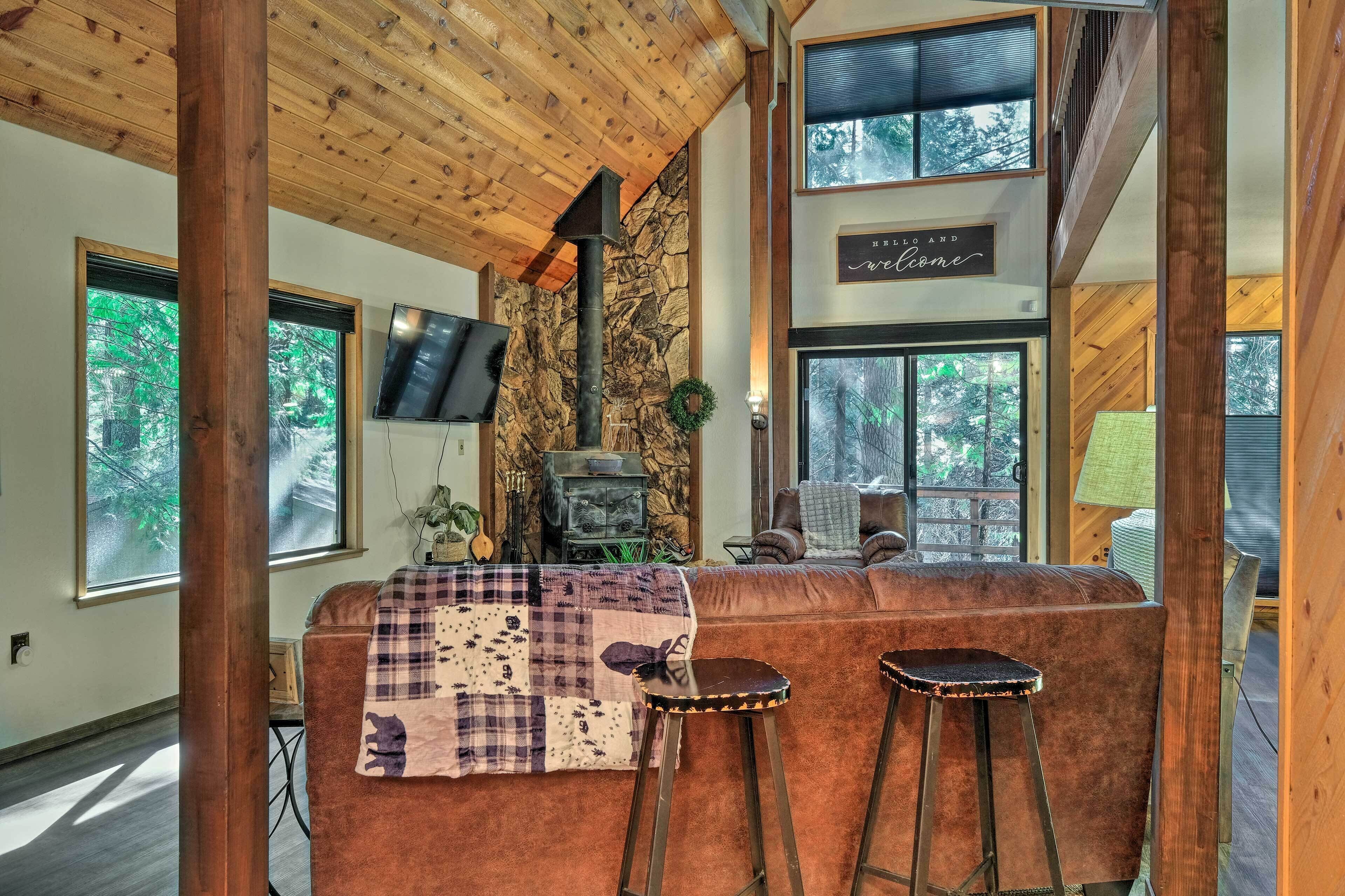 Cozy Arnold Cabin w/ Fireplace and Mountain Views!