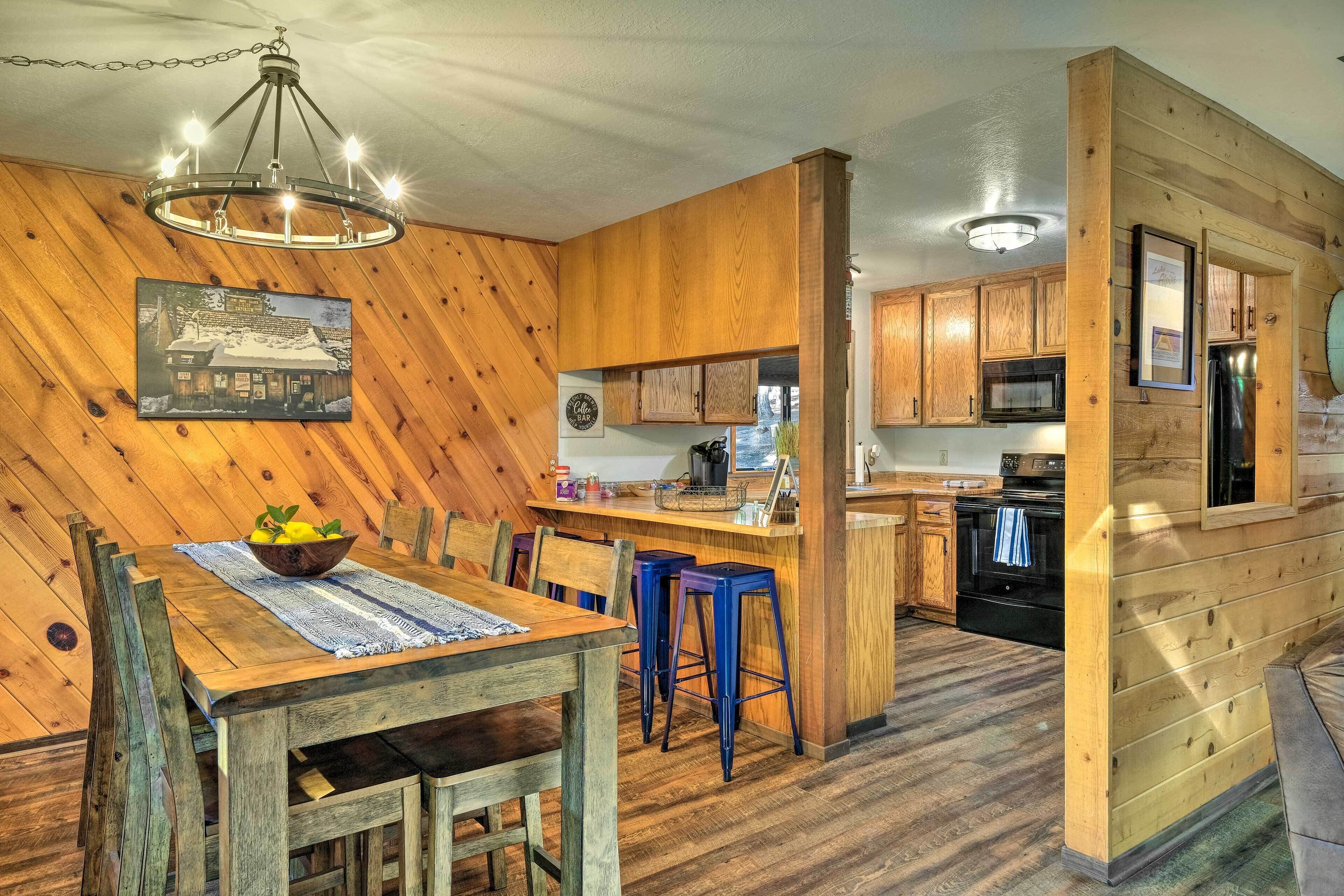 Cozy Arnold Cabin w/ Fireplace and Mountain Views!