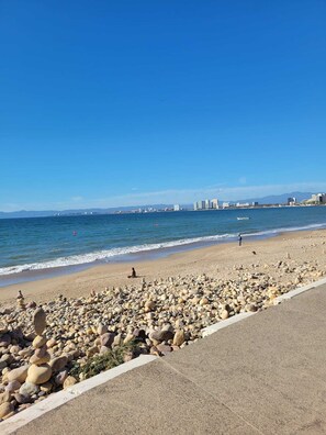 بالقرب من الشاطئ