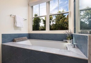 Combined shower/bathtub, hair dryer, towels - Lovely Lighthouse Way Near State St, Beach and Parks On The Mesa. (Santa Barbara)