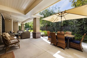 Outdoor dining - Lovely Lighthouse Way Near State St, Beach and Parks On The Mesa. (Santa Barbara)