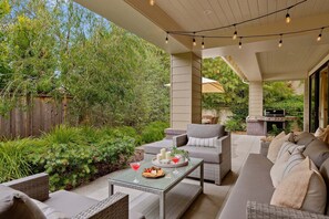 Outdoor dining - Lovely Lighthouse Way Near State St, Beach and Parks On The Mesa. (Santa Barbara)