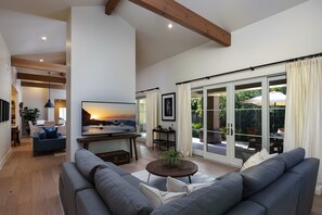 Smart TV, fireplace
