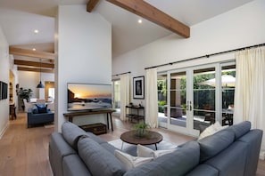 Smart TV y chimenea