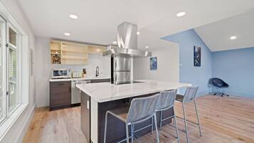 Réfrigérateur, four à micro-ondes, un four, surface de cuisson