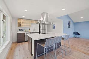 Fridge, microwave, oven, stovetop - Casa Picasso in North Capitol Hill- Blue Period (Seattle)