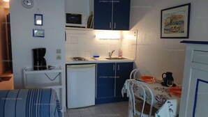 Wasserkocher mit Kaffee-/Teezubehör, Kühlschrank, Mikrowelle, Ofen