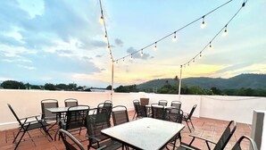 Outdoor dining - Kali Hotel - A Historical Gem in the Heart of Santa Ana - Single Room (Santa Ana)