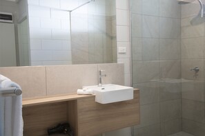 Apartemen, 2 kamar tidur | Kamar mandi | Shower, pancuran hujan, pengering rambut, dan handuk