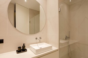 Shower, hair dryer, towels, soap - Boutique Rentals- Art & Charm II apt w/terrace (Porto)