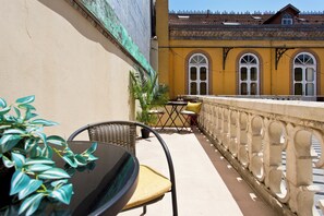 Outdoor dining - Boutique Rentals- Art & Charm II apt w/terrace (Porto)