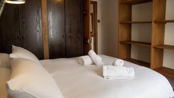 Apartemen Basic | 2 kamar tidur, setrika/meja setrika, dan seprai linen