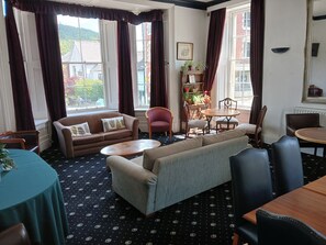 Executive lounge - The Knighton Apartment by Paymán Club (Knighton)