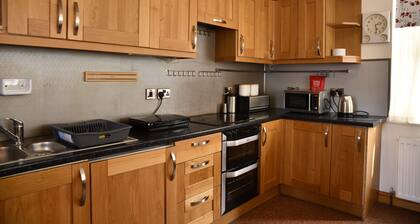 The Knighton Apartment by Paymán Club