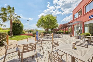 Outdoor dining - Studio Confortable Balcon/Terrasse + Kitchenette (Agde)