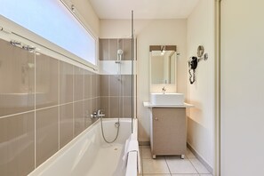 Sèche-cheveux, savon, shampoing, papier toilette