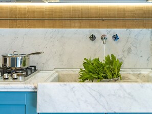 Fridge, microwave, oven, stovetop - Stunning Renovated Apartment near Castello Orsini (Soriano nel Cimino)