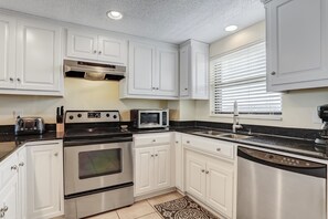 Fridge, microwave, oven, stovetop - Amelia Island - Amelia by the Sea, Tennis Courts, Private Fishing Pier (Fernandina Beach)