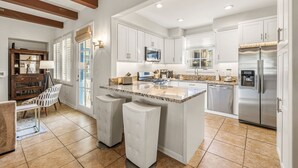 Coffee/tea maker, fridge, microwave, oven - "The Palm Pad"🌴Newly Renovated Poolside Luxury 2-Story Townhome - (L44) (La Quinta)