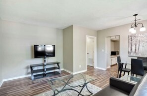 Smart TV - Plush, Private, Modern and Minutes from Campus (Tallahassee)