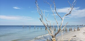 A beach with a clear sky and calm sea. - Updated unit with canal views,5-minute walk to Gulf beach! (Fort Myers Beach)