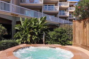 Outdoor spa tub - ★Crimson Beach Escape ★HotTub ✔Pool★LongStay (Galveston)
