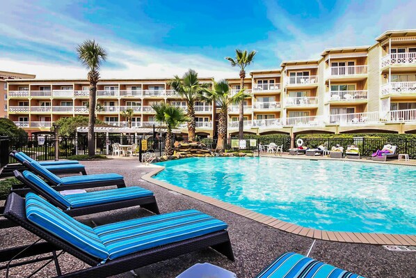 Outdoor pool, a heated pool - ★Crimson Beach Escape ★HotTub ✔Pool★LongStay (Galveston)