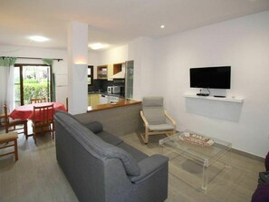 TV, fireplace - Nice apartment in villa for 6 people with pool, WIFI, TV, patio and pets allowed (Torroella De Montgrí)