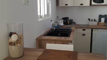 Frigorífico, microondas, placa de cocina y cafetera o tetera