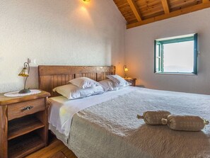 5 bedrooms, travel crib, free WiFi