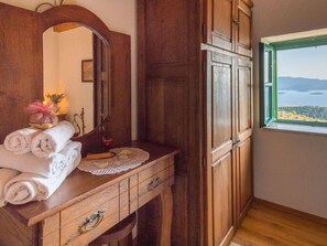 Interior - Wonderful private villa with WIFI, hot tub, A/C, private pool, TV, terrace and pets allowed (Stolovi)