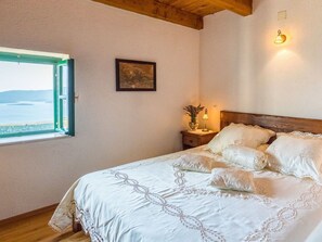 5 bedrooms, travel crib, free WiFi - Wonderful private villa with WIFI, hot tub, A/C, private pool, TV, terrace and pets allowed (Stolovi)