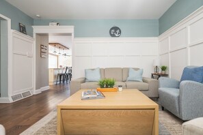 Smart TV, chimenea y libros 