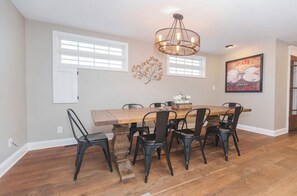 Dining - Charm& Chic in DT Lake Geneva Flexible Home Rental (Lake Geneva)