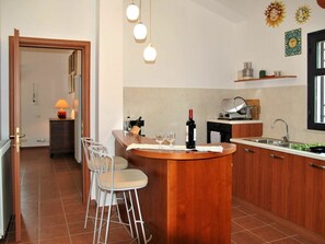 Mikroaaltouuni, leivänpaahdin, syöttötuoli